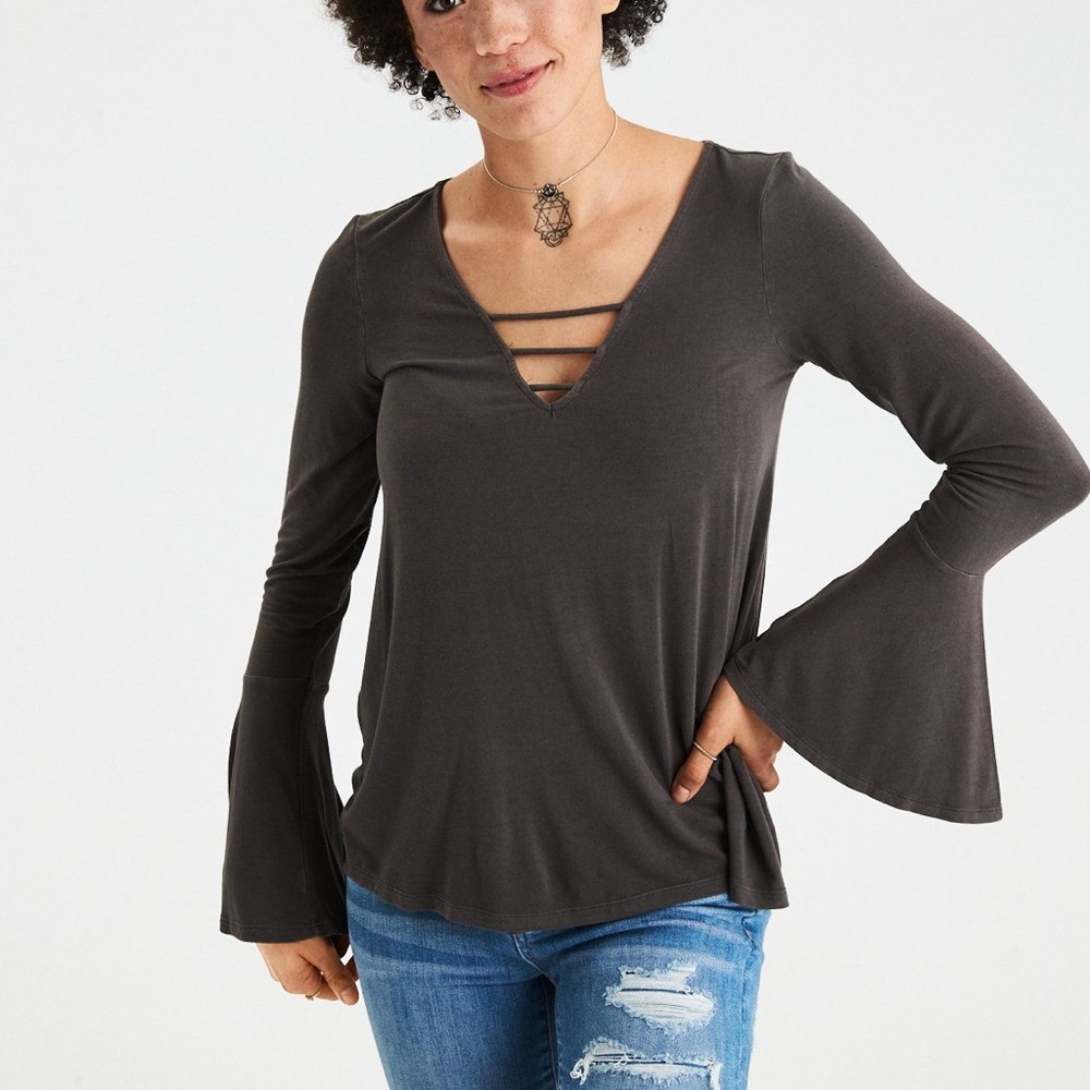 American Eagle Soft & Sexy Strappy V-neck 🦋✨